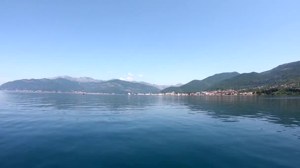 Blick vom Ausflugsboot auf das Meer und Montenegro — Stockvideo