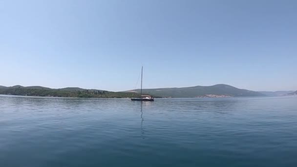 Zicht op de zee en Montenegro vanaf een plezierboot — Stockvideo