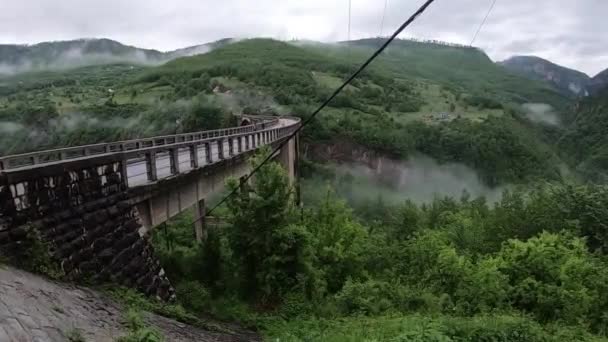 Vale Montenegrin com uma ponte no panorama da primavera — Vídeo de Stock