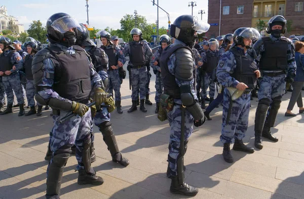 Policías con uniformes de protección — Foto de Stock