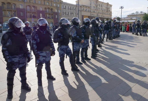 Policías con uniformes de protección — Foto de Stock