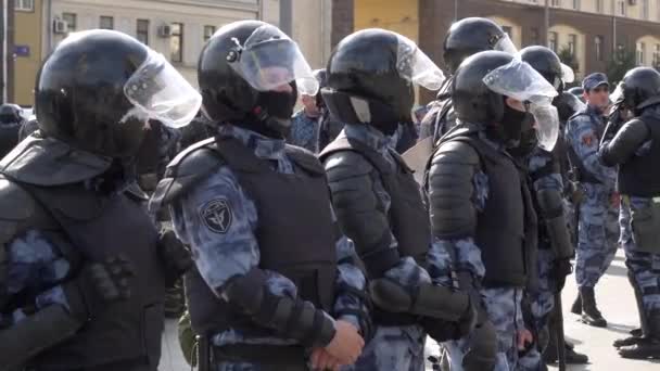 Oficiales de policía en una manifestación en Moscú — Vídeo de stock