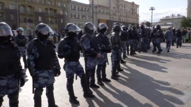 Moskova'da bir mitingde polis memurları
