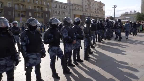 Police officers at a rally in Moscow — Stock Video