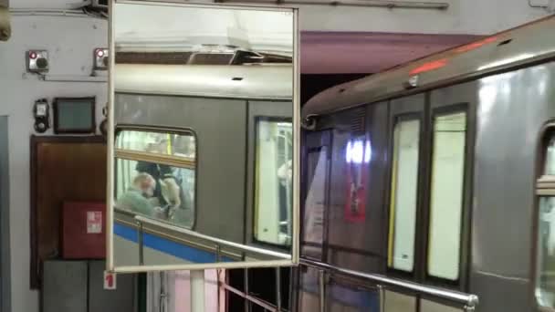 Οδηγίες για τα αυτοκίνητα του μετρό στην αντανάκλαση του καθρέφτη — Αρχείο Βίντεο