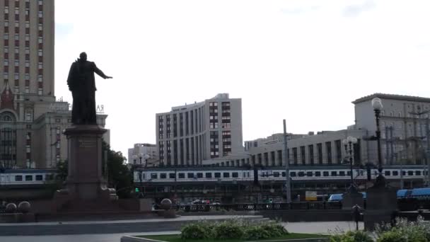 Bahnübergang im Moskauer Sommer — Stockvideo