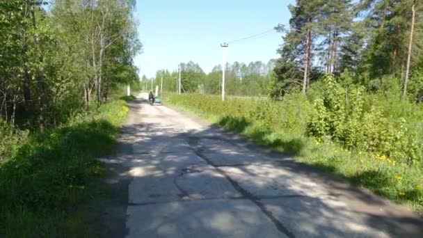 Motocyklista odstraněn na venkovské betonové silnici — Stock video