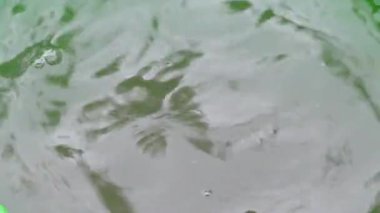 Kovaya yağmur damlaları düşer