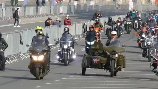 Motorcyklar på gatan i staden — Stockvideo