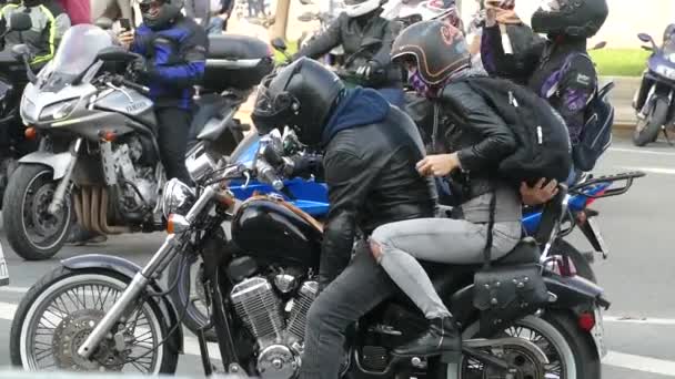 Motocicletas na rua da cidade — Vídeo de Stock