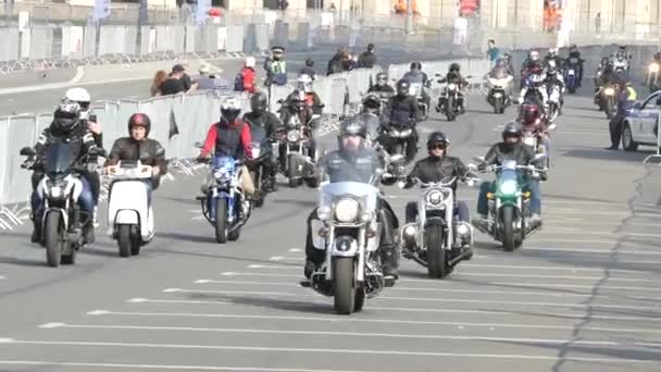 Motorcyklar på gatan i staden — Stockvideo
