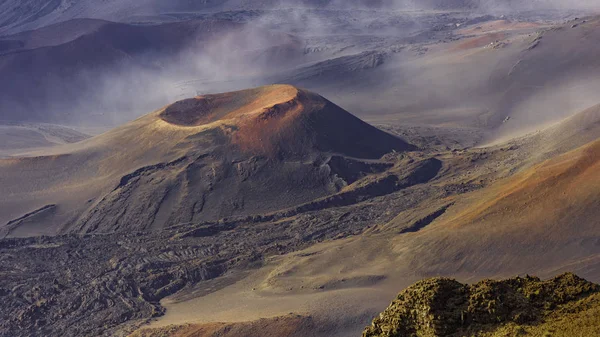 Kül koni Haleakala krater Haleakala Milli Park Maui Hawaii ABD sabah
