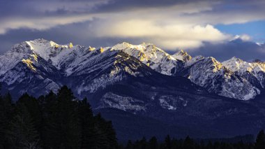 Fairmont kaplıcalar British Columbia Kanada yakınlarında batan güneşin kışın Rocky Mountans
