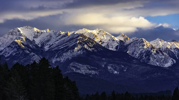 Fairmont kaplıcalar British Columbia Kanada yakınlarında batan güneşin kışın Rocky Mountans
