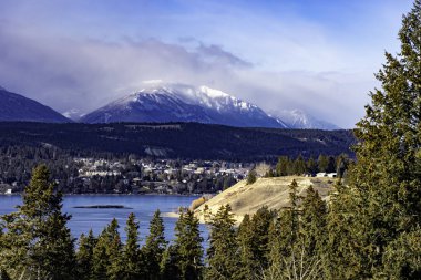 Windermere Gölü ve Doğu Kootenays Invermere radyum kaplıcalar British Columbia Kanada içinde belgili tanımlık geçmiş Purcell Dağları ile erken kışın yakın:.