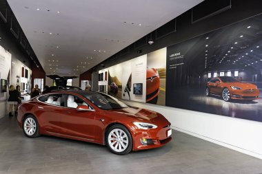 Honolulu Hawaii Abd - Nisan 2, 2019: Tesla Motors showroom ön planda bir Tesla Model S ile.