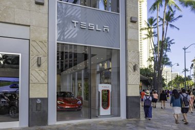 Honolulu Hawaii Abd - Nisan 2, 2019: Tesla Motors showroom ön planda bir Tesla Model S ile.