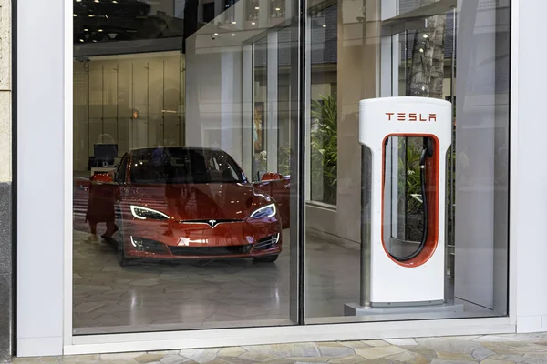 Honolulu hawaii usa - 2. april 2019: tesla motors showroom mit einem Tesla-Modell s im Vordergrund. — Stockfoto