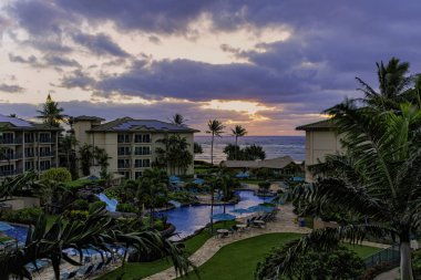 Kapaa Kauai Hawaii Abd yakınlarındaki Waipouli Plajı'nda bir tatil de okyanus üzerinde gündoğumu