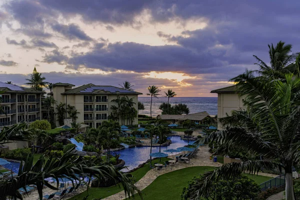 Kapaa Kauai Hawaii Abd yakınlarındaki Waipouli Plajı'nda bir tatil de okyanus üzerinde gündoğumu