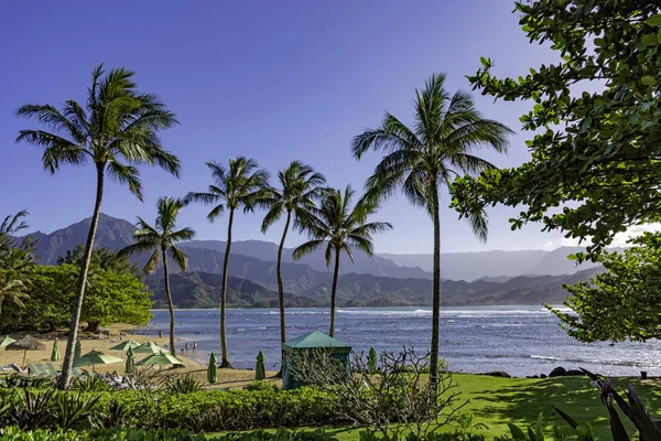 Beach at a resort at Hanalei Bay and the Na Pali coast Princeville Kauai Hawaii USA — Stock Photo, Image