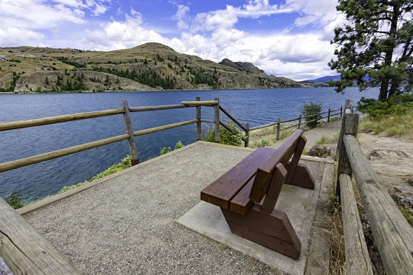 Pemandangan sebuah bangku taman di Danau Kalamalka dari Taman Provinial Danau Kalamalka dekat Vernon British Columbia Canada — Stok Foto