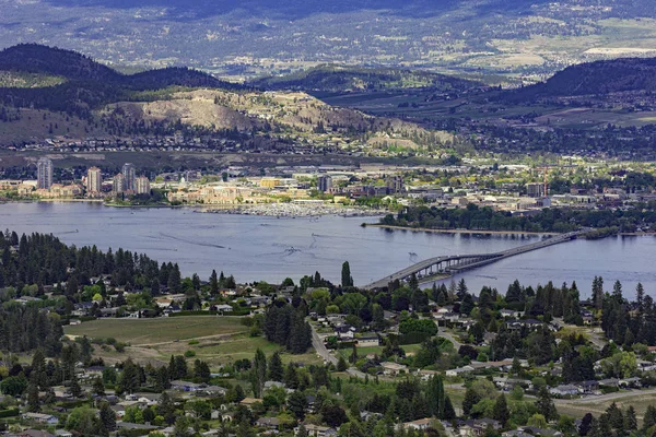 Batı Kelowna British Columbia Kanada'daki Boucherie Dağı'ndan Kelowna, Okanagan Gölü ve W R Bennett Köprüsü manzarası