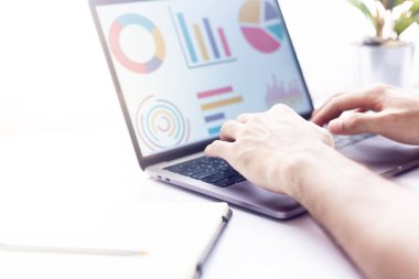 İş adamıyım. Ofis masasında oturup dizüstü bilgisayarla yazı yazmak.