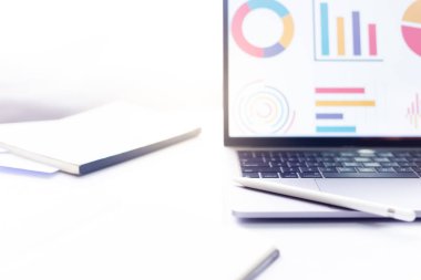 İş adamıyım. Ofis masasında oturup dizüstü bilgisayarla yazı yazmak.