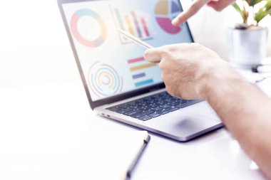 İş adamıyım. Ofis masasında oturup dizüstü bilgisayarla yazı yazmak.