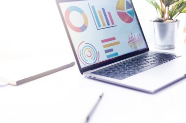 İş yerinde. Çalışma masasında çalışma ve dizüstü bilgisayarda yazma 