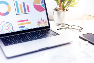 İş yerinde. Çalışma masasında çalışma ve dizüstü bilgisayarda yazma 