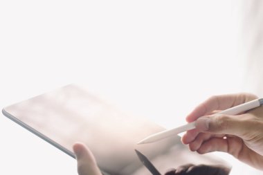 Stylus ve dijital tabletle çalışmanın yakın plan görüntüsü. Bulanık arka plan ışığı, yatay yakınlaştırma