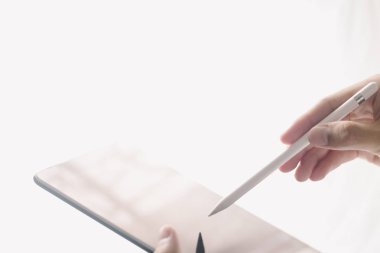 Stylus ve dijital tabletle çalışmanın yakın plan görüntüsü. Bulanık arka plan ışığı, yatay yakınlaştırma