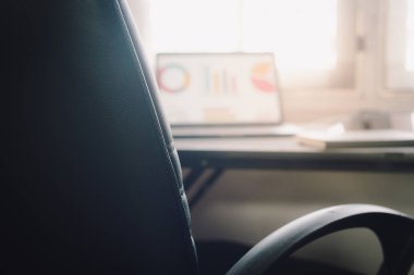 Ofis masasında laptoplu çalışma alanı. Çalışma alanı. Evde veya çevrimiçi konseptte çalışmak.