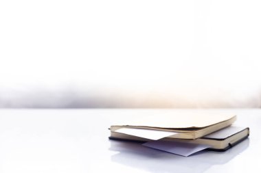 Defter beyaz masada güneş ışığı altında.