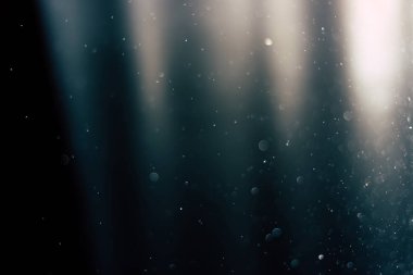 Bokeh su sineği ve ışıklar açık siyah ve mavi arka plan, arka plan bütün bokeh daireler için arka plan renkleri.