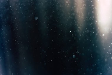 Bokeh su sineği ve ışıklar açık siyah ve mavi arka plan, arka plan bütün bokeh daireler için arka plan renkleri.