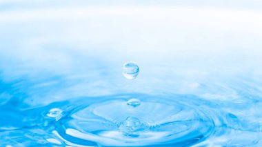 Su damlacık doğa arka planda su yüzeyi ile yakın çekim