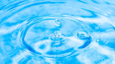 Su damlacık doğa arka planda su yüzeyi ile yakın çekim