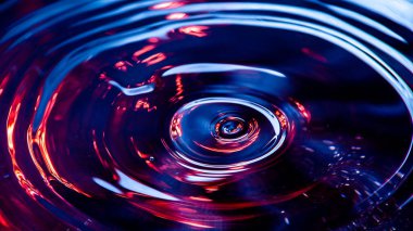 Su damlacık doğa arka planda su yüzeyi ile yakın çekim