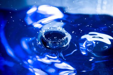 Su damlacık doğa arka planda su yüzeyi ile yakın çekim