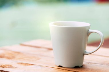 Sıcak bir fincan kahve ya da gün ışığında çay.