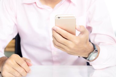 Smartphone, kullanan adam iş konuşuyor
