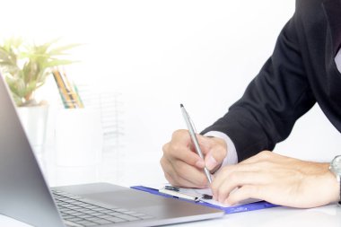 Ofiste laptopla çalışan bir iş adamı.