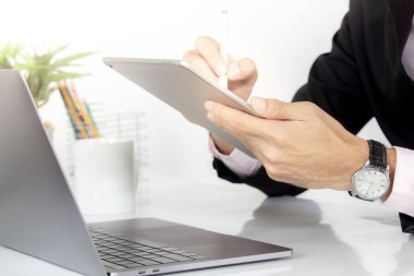 Ofiste laptopla çalışan bir iş adamı.