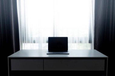 İşyeri dizüstü bilgisayar ve beyaz masa yumuşak ışık