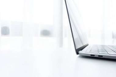 İşyeri dizüstü bilgisayar ve beyaz masa yumuşak ışık