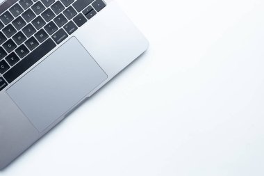 Resepsiyon çalışma alanı ile ev ofis beyaz masa üstünde laptop