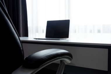 Resepsiyon çalışma alanı ile ev ofis beyaz masa üstünde laptop